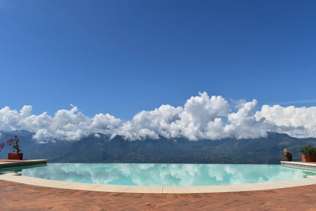 Construcción de Piscina por Bluespace piscinas. Una piscina con vista al occidente antioqueño