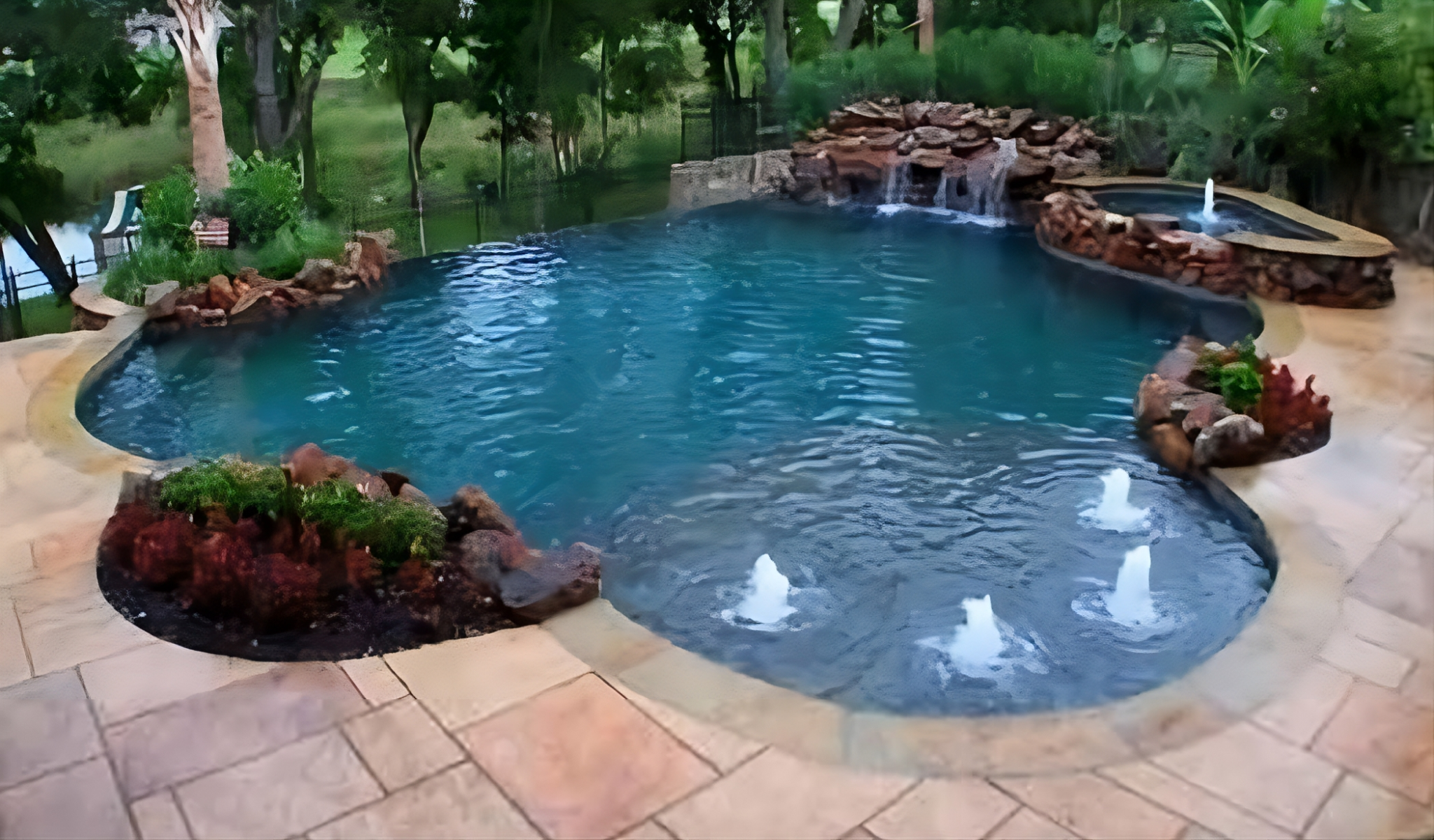 ¿Qué son las piscinas naturales? Piscina natural hecha por Bluespace en Medellín Colombia. Decorado con flores en medio de un bosque