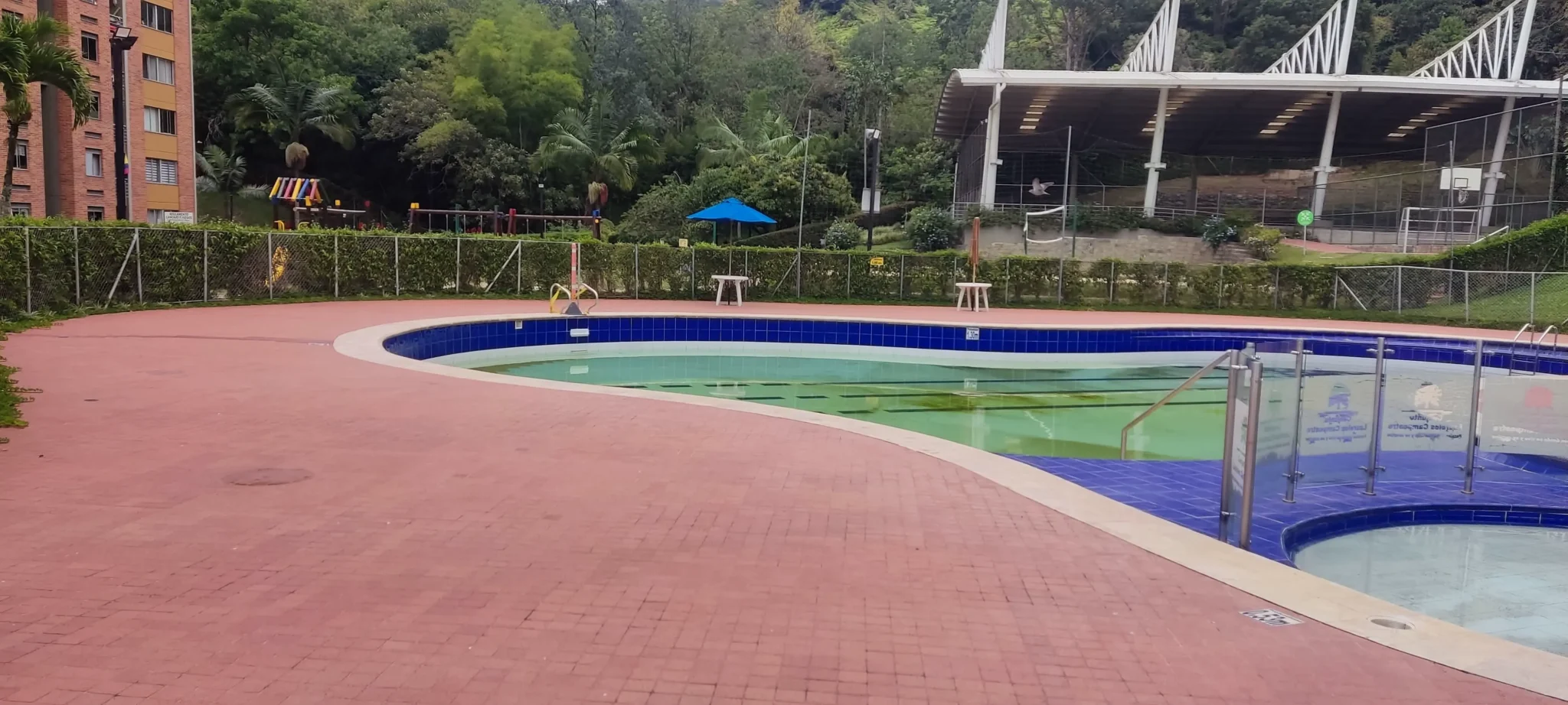 Como limpiar tu piscina | Piscina sucia a la cuál Bluespace Piscina le hizo mantenimiento