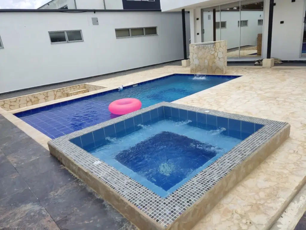Construcción de Jacuzzis Medellín Colombia , Jacuzzi construido por Bluespace , Jacuzzi con Piscina , Jacuzzis con piscinas