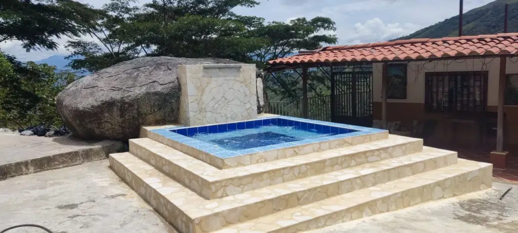 Construcción jacuzzi en Medellin Colombia . Construcción creada por Bluespace . El antes y el después de la construcción de un Jacuzzi en Medellin