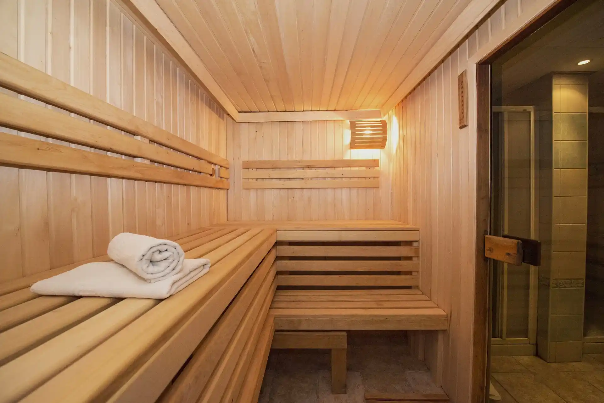 Diferencia entre sauna y turco. Construcción de baños húmedos y de vapor en madera y azulejos en Antioquia Colombia