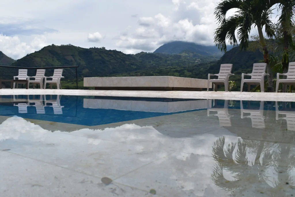 Piscina con vista al oriente antioqueño remodelación de la piscina hecha por Bluespace . Los mejores acabados en remodelación