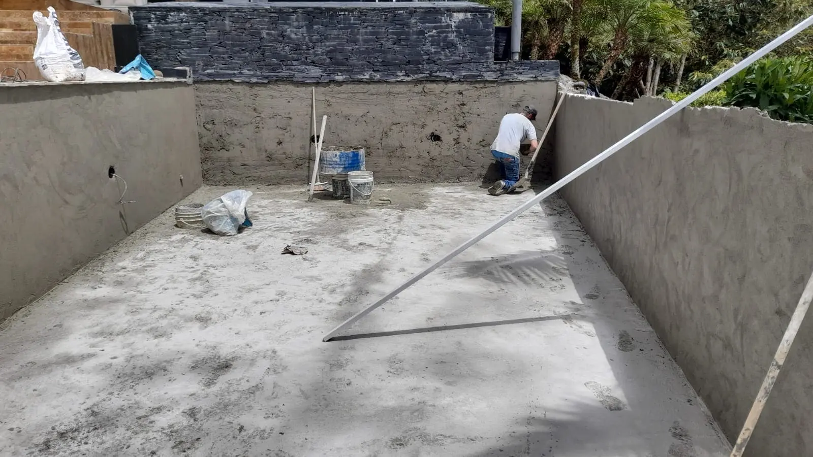 EL antes de una remodelación de una piscina hecha por Bluespace Piscinas