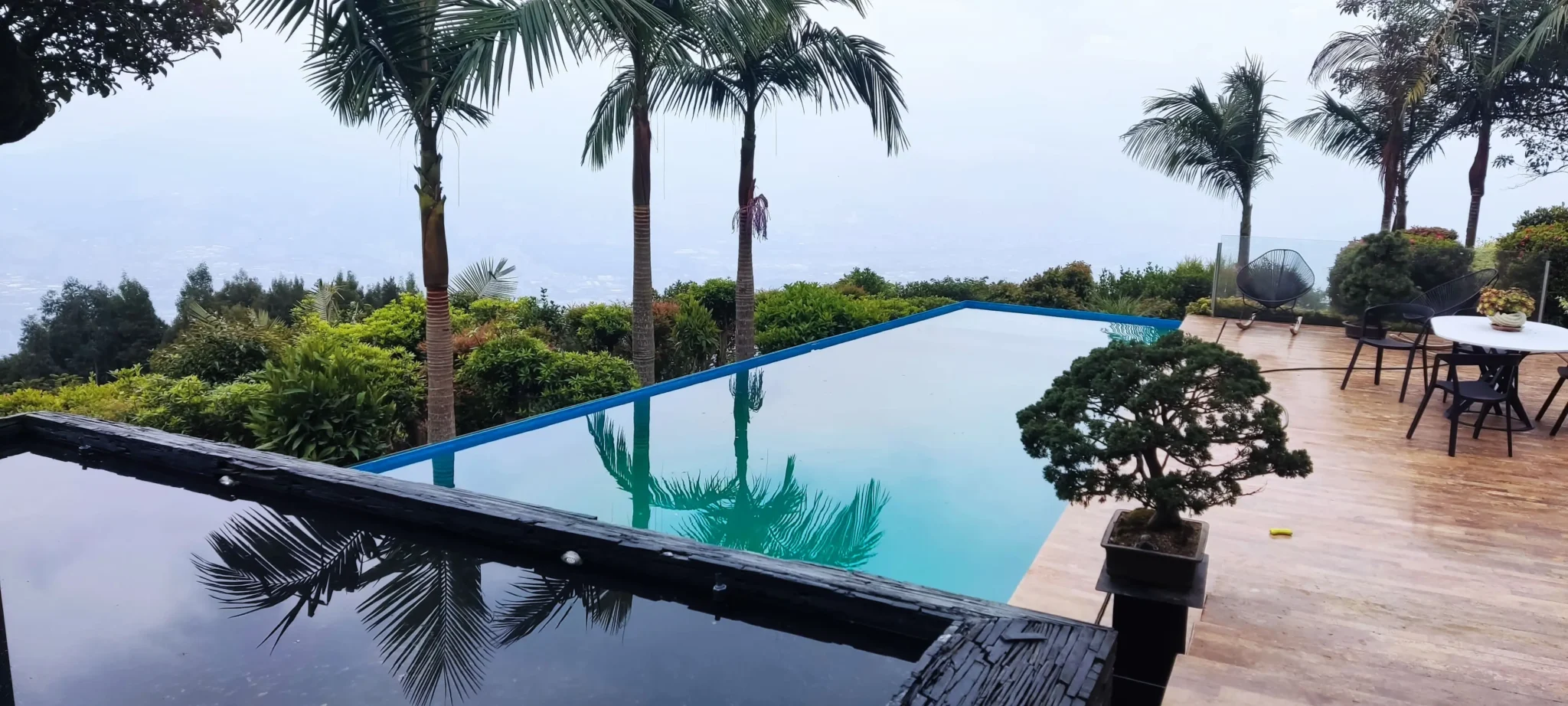 Resultado final de una remodelación de piscina hecha por Bluespace Piscinas