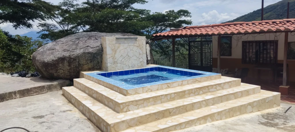 El resultado de una remodelación hecha por Bluespace a un Jacuzzi en Antioquia Colombia