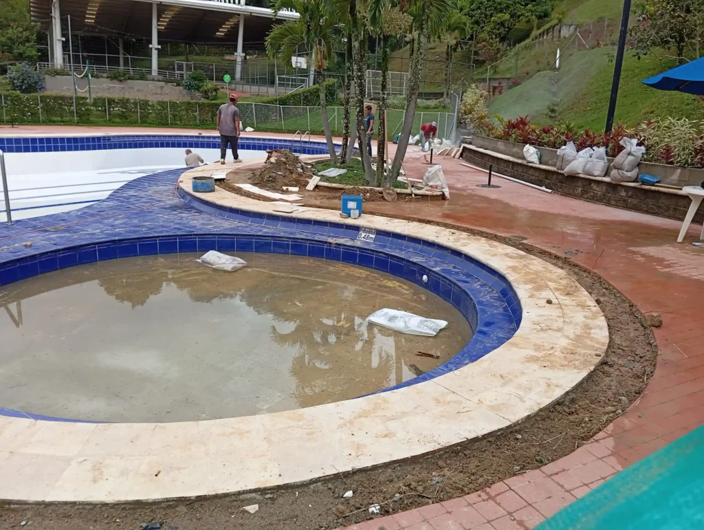 Jacuzzi exterior de concreto Medellin, Jacuzzis, Diseño de jacuzzis