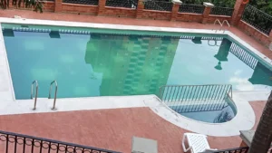 Piscina Sucia con algas mantenimiento en Medellin Antioquia