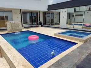 Piscina y jacuzzi construida por piscinas bluespace en medellin colombia con accesorios antibacterial y desinfectante