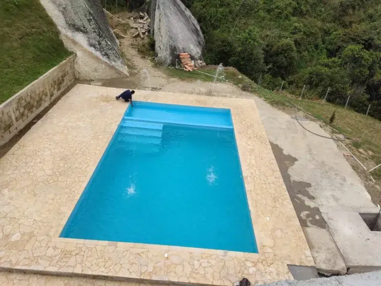 piscina con playa y escaleras en bello antioquia piscinas bluespace