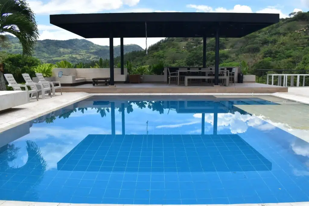 Piscina lujosa hecha por Bluespace Piscinas en el oriente antioqueño