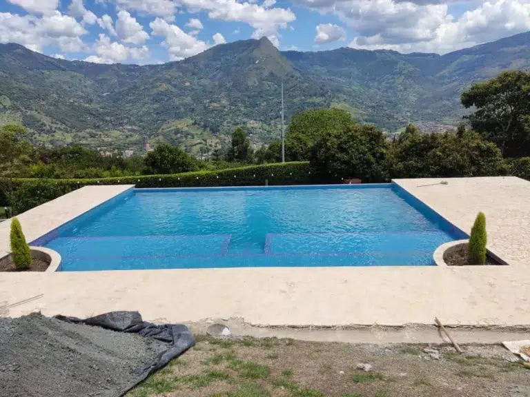 piscina infinita de lujo en antioquia colombia