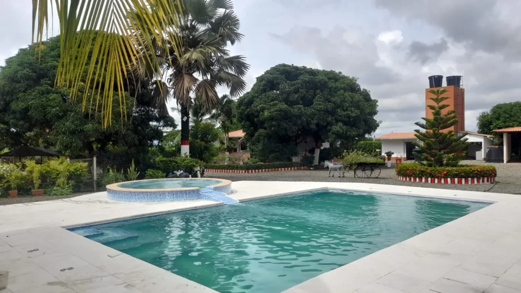 piscina moderna con jacuzzi y andenes en antioquia colombia