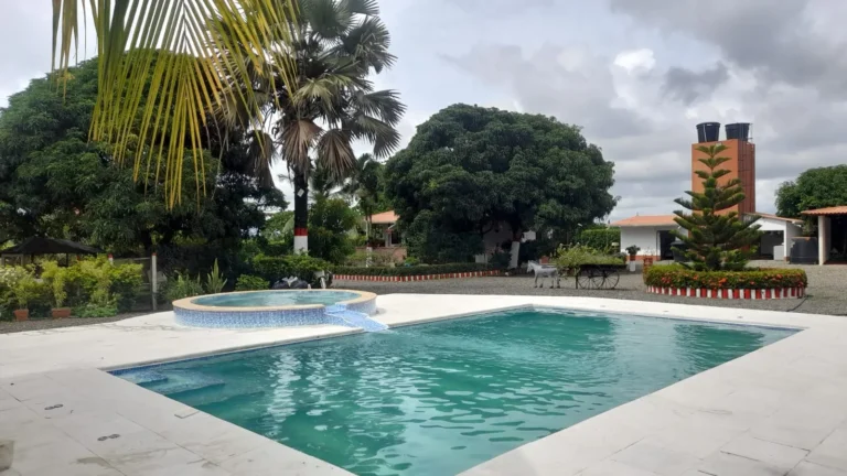 piscina moderna con jacuzzi y andenes en antioquia colombia