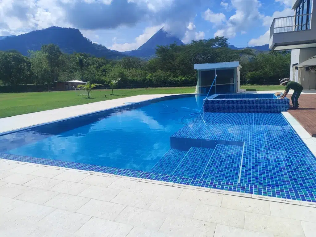 piscina moderna de lujo en antioquia construida por piscinas bluespace