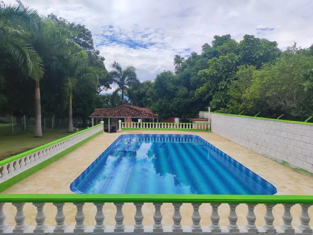 piscina de lujo moderna con andenes en antioquia piscinas bluespace