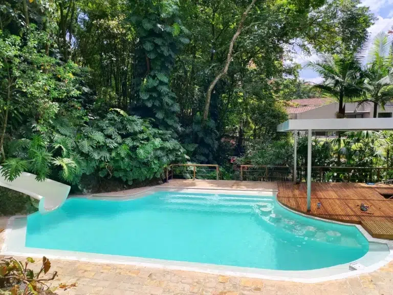 piscina en el poblado recuperada con acabajos de lujo, jacuzzi, tobogan y bar al aire libre remodelada por piscinas bluespace