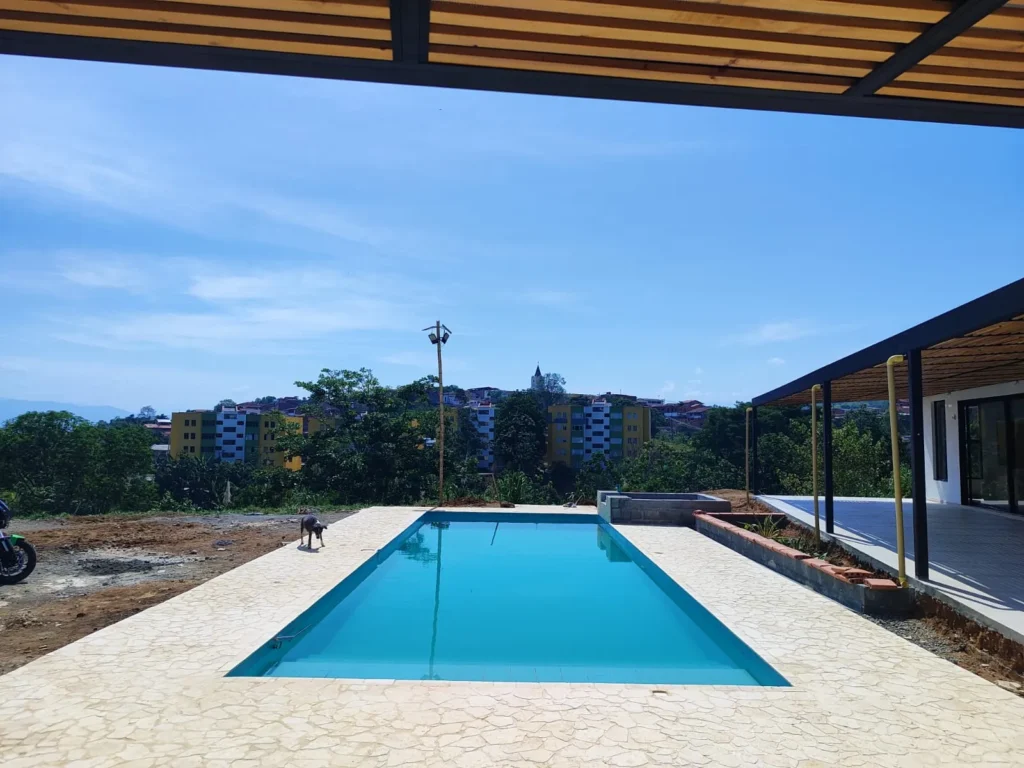 piscina moderna con andenes y pergola en valparaiso antioquia