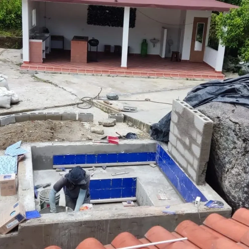Antes Jacuzzi Construcción de jacuzzi en Medellin Colombia . El antes y el después