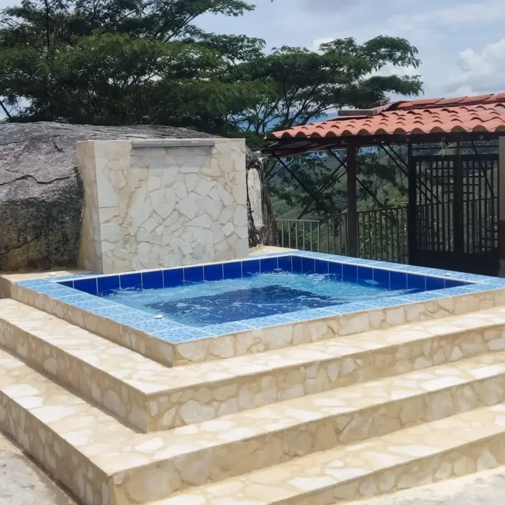 Después Jacuzzi Construcción jacuzzi en Medellin Colombia . Construcción creada por Bluespace . El antes y el después de la construcción de un Jacuzzi en Medellin